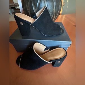 Tommy Hilfiger Size 61/2 Black Suede Slide